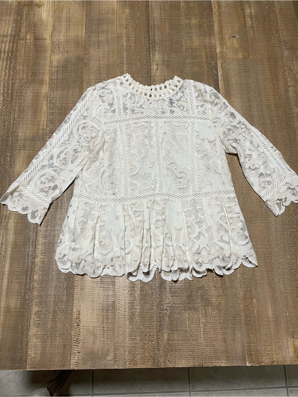 HD in Paris Women's White Lace Peplum Top